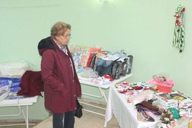 Engellilere Yılbaşı Eğlencesi İçin Kermes Düzenlendi