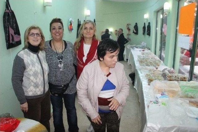 Engellilere Yılbaşı Eğlencesi İçin Kermes Düzenlendi