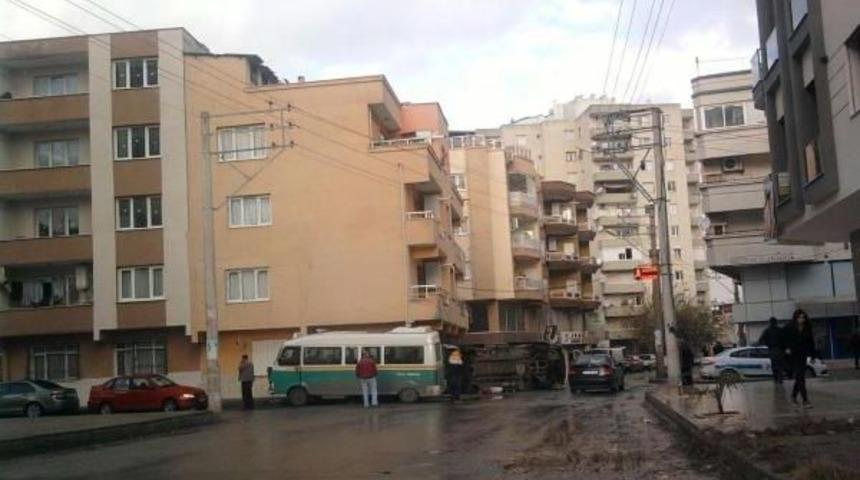 Minib&uuml;sle &Ccedil;arpışan Servis Minib&uuml;s&uuml; Devrildi: 5 Yaralı