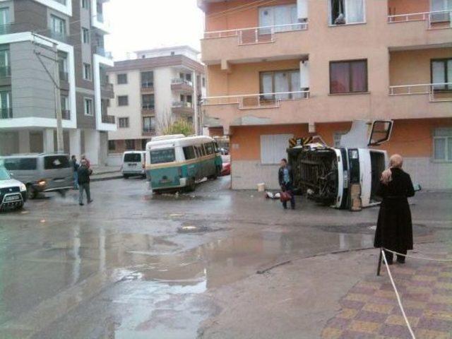 Minib&uuml;sle &Ccedil;arpışan Servis Minib&uuml;s&uuml; Devrildi: 5 Yaralı 1