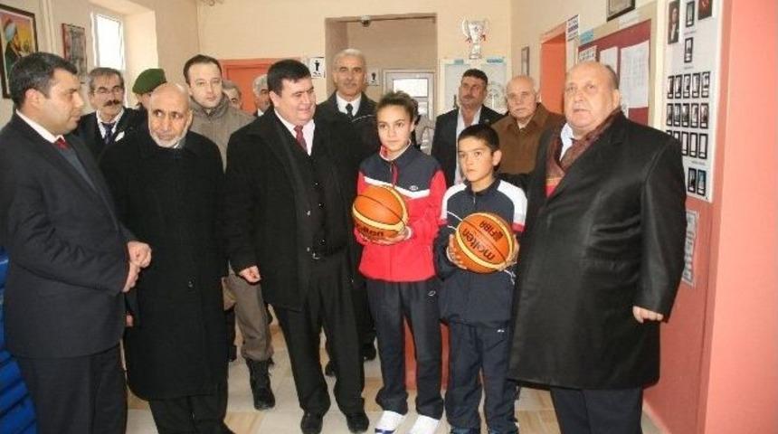 Yozgatlı Hayırsever İş Adamı Bilal Şahin&rsquo;den K&ouml;y &Ccedil;ocuklarına Spor Malzemesi Yardımı
