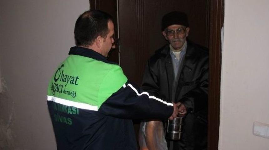 Sivas Belediyesi Yardıma Muhta&ccedil;lara Hazır Yemek Dağıtıyor