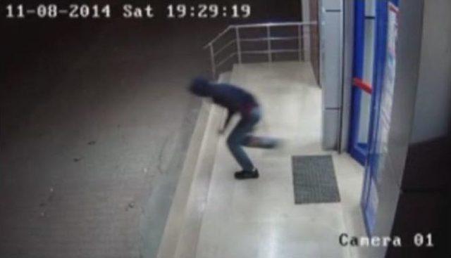 Pkk Yandaşlarının Atm&rsquo;leri Yakıp, Avm&rsquo;ye Patlayıcı Atmaları Kamerada 1