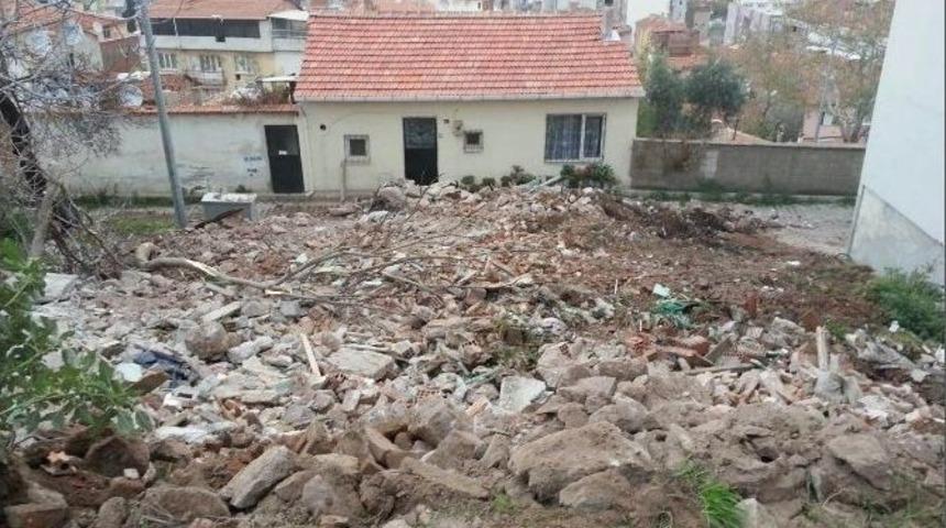Karesi&rsquo;de Ka&ccedil;ak Yapılar Yıkılıyor