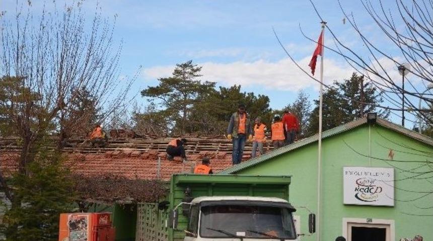 Ereğli Belediyesi Down Cafe&rsquo;nin &Ccedil;atısını Onarıyor