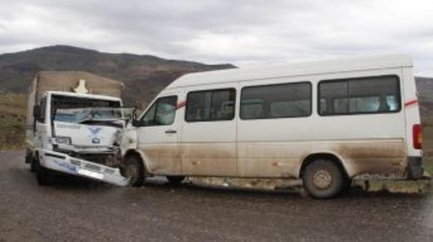 Tunceli&rsquo;de &Ouml;ğrencileri Taşıyan Ara&ccedil; Kaza Yaptı: 2 Yaralı