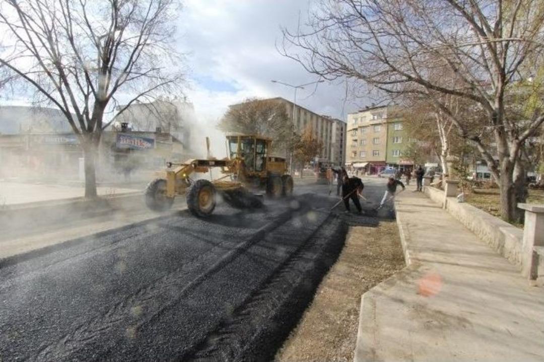 Bayburt&rsquo;ta Şehrin Bir&ccedil;ok Noktasında Asfalt &Ccedil;alışması S&uuml;rd&uuml;r&uuml;l&uuml;yor