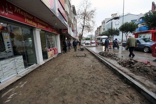 Sakarya Caddesi Yenileme Çalışmaları Sürüyor