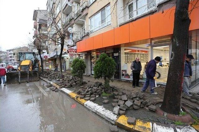 Sakarya Caddesi Yenileme Çalışmaları Sürüyor