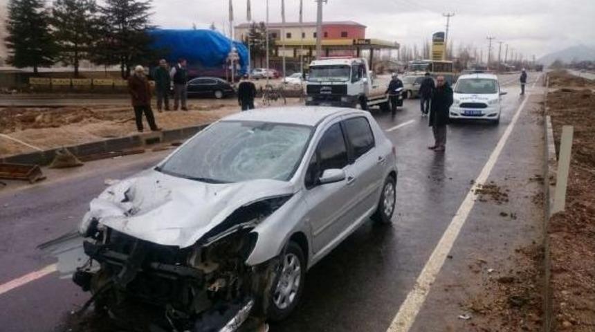 Otomobil At Arabasına &Ccedil;arptı: 1 &Ouml;l&uuml;, 2 Yaralı