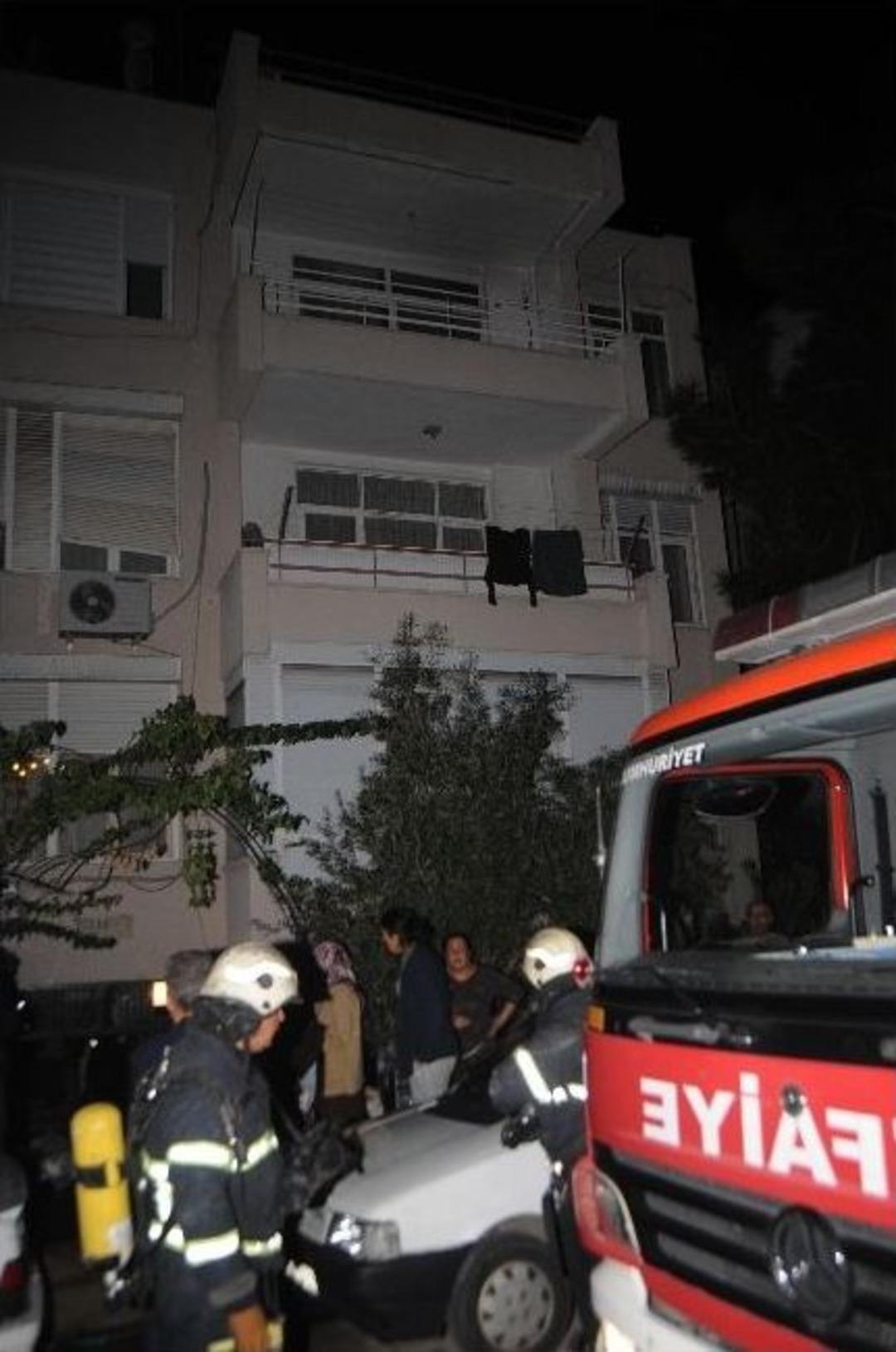 Kedisi İ&ccedil;in Yangının Ortasına Daldı