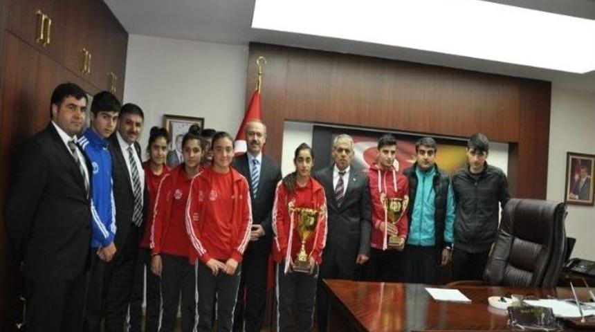 Vali B&uuml;y&uuml;kersoy Başarılı Sporcuları Kabul Etti