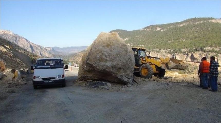 100 Tonluk Kaya Karayoluna Yuvarlandı