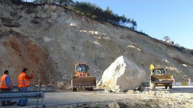 100 Tonluk Kaya Karayoluna Yuvarlandı