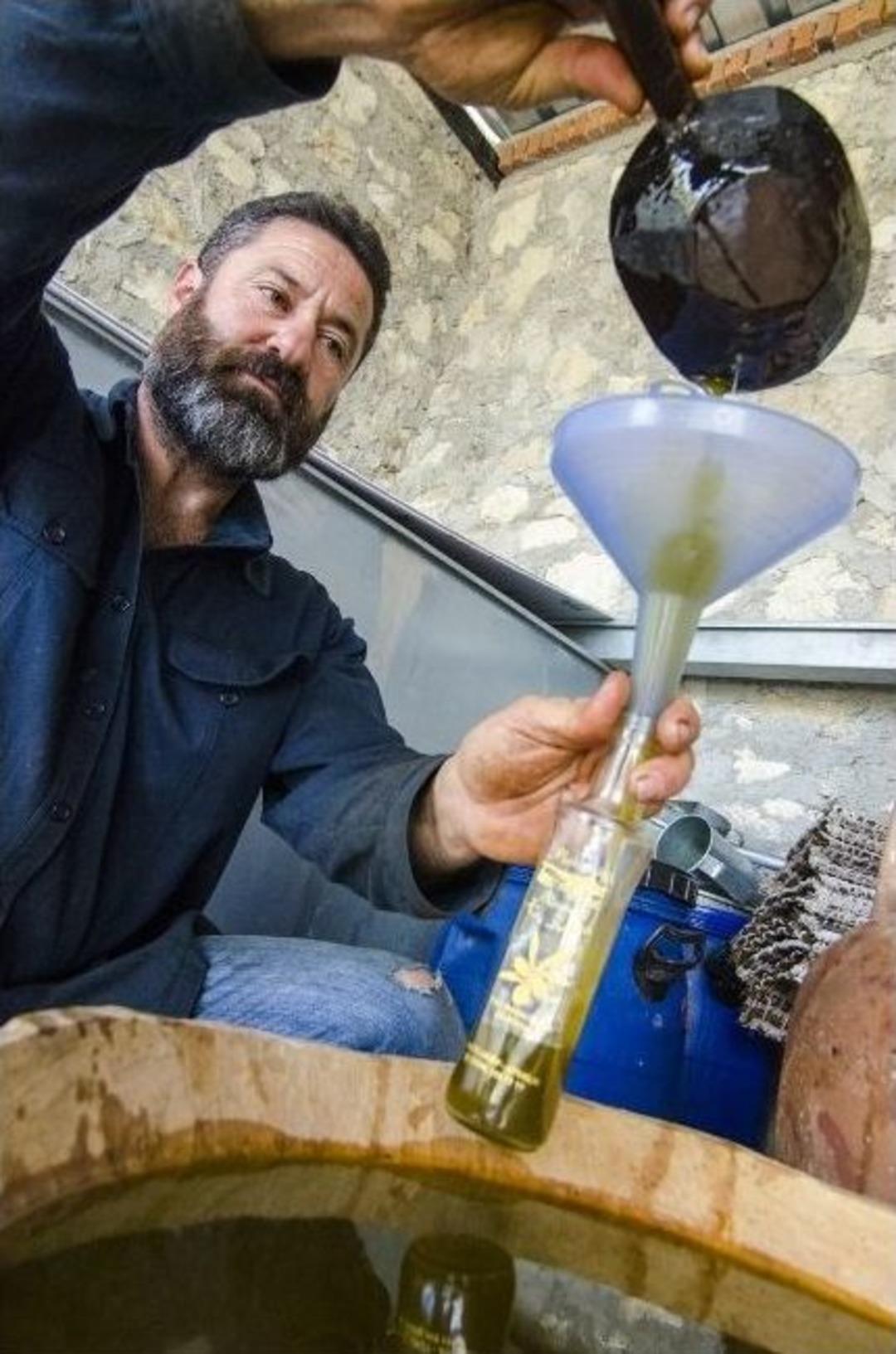 (&ouml;zel Haber) Evinin Bah&ccedil;esinde Doğal Zeytinyağı &Uuml;retiyor