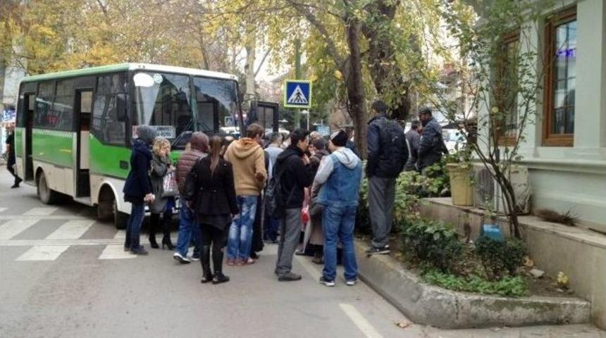 Yaşlı Kadına Halk Otob&uuml;s&uuml; &Ccedil;arptı