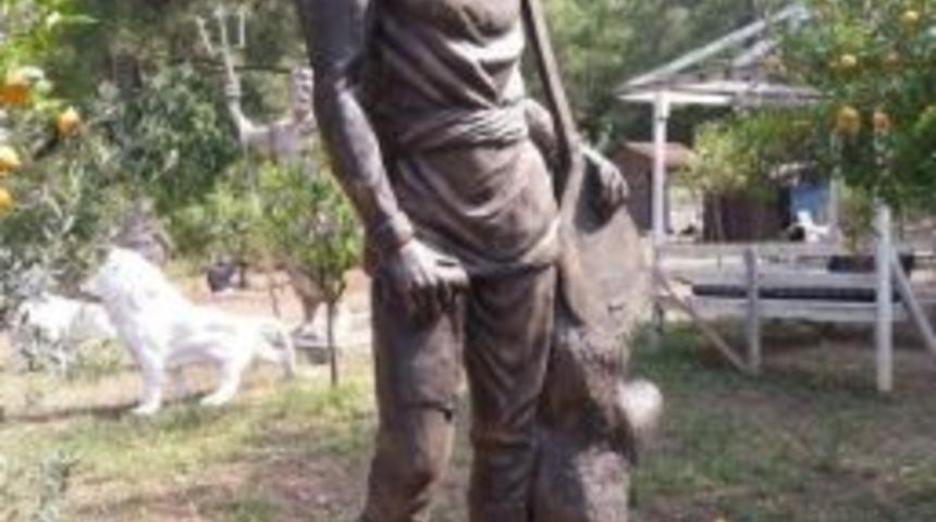 Karacaoğlan&rsquo;ın Heykeli Sarıveliler&rsquo;e Dikiliyor