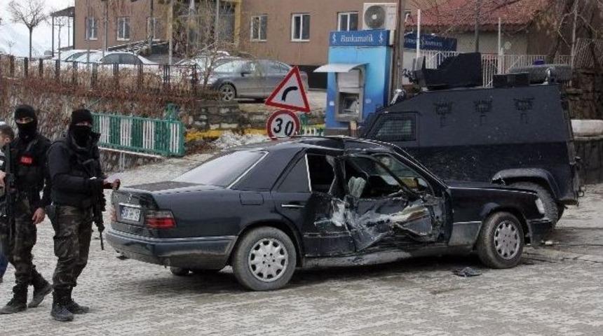 Hakkari&rsquo;de Polis Ara&ccedil;ları &Ccedil;arpıştı: 1 Yaralı
