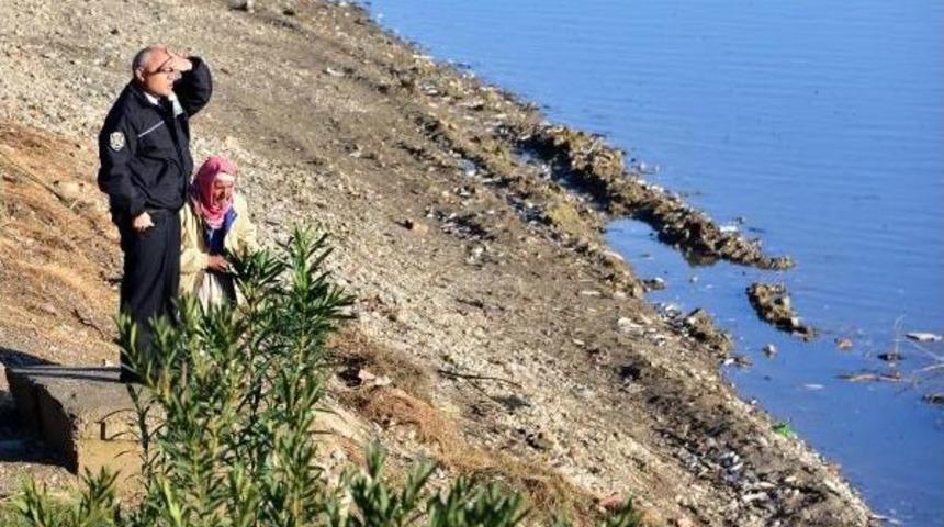 Suriyeliler &Ouml;l&uuml; Balıkları Topladı