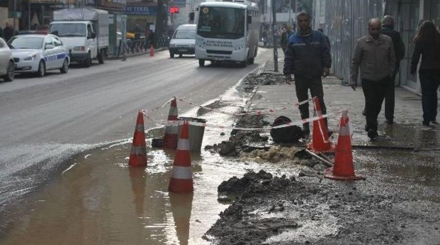 Su Borusu Patladı Litrelerce Su Boşa Aktı