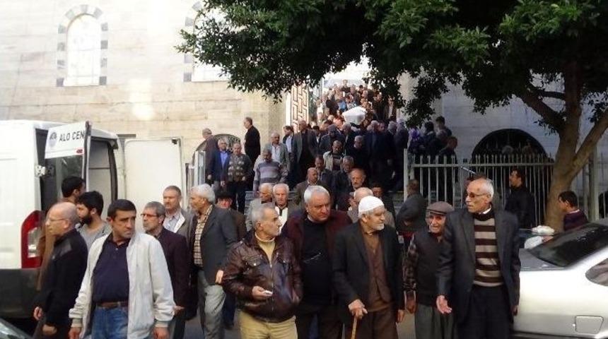 Boğazı Kesilerek &Ouml;ld&uuml;r&uuml;len &Ouml;ğretmen Son Yolculuğuna Uğurlandı