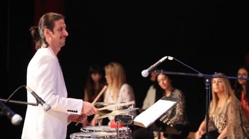 &Uuml;nl&uuml; Perk&uuml;syonist Ve Kızından Muhteşem Konser