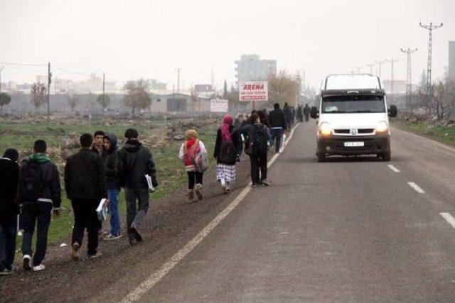 Okula Yürüyerek Giden Öğrenciler, Karayoluna Kaldırım İstiyor