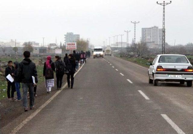 Okula Yürüyerek Giden Öğrenciler, Karayoluna Kaldırım İstiyor