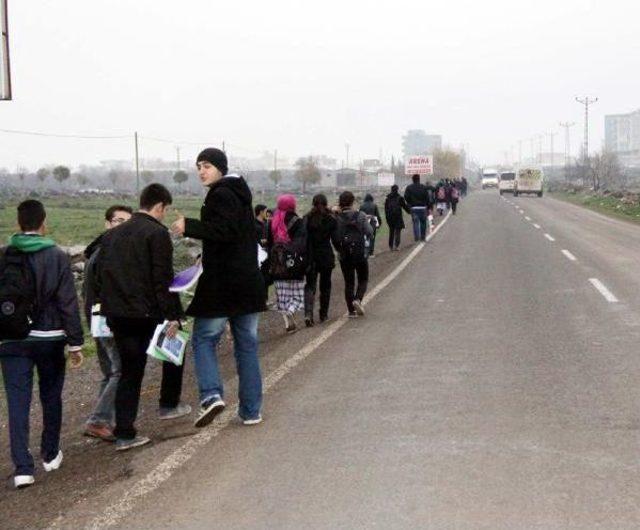 Okula Yürüyerek Giden Öğrenciler, Karayoluna Kaldırım İstiyor