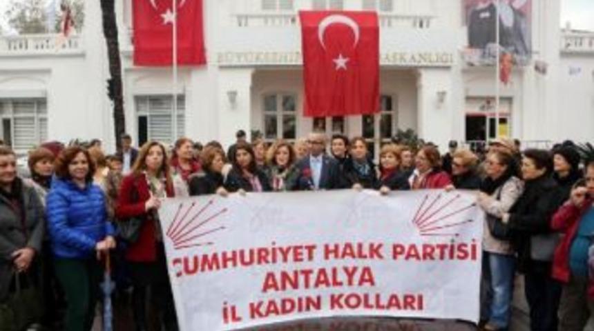 Chp'li Kadınlardan '&uuml;sts&uuml;z G&uuml;neşlendiler' Protestosu