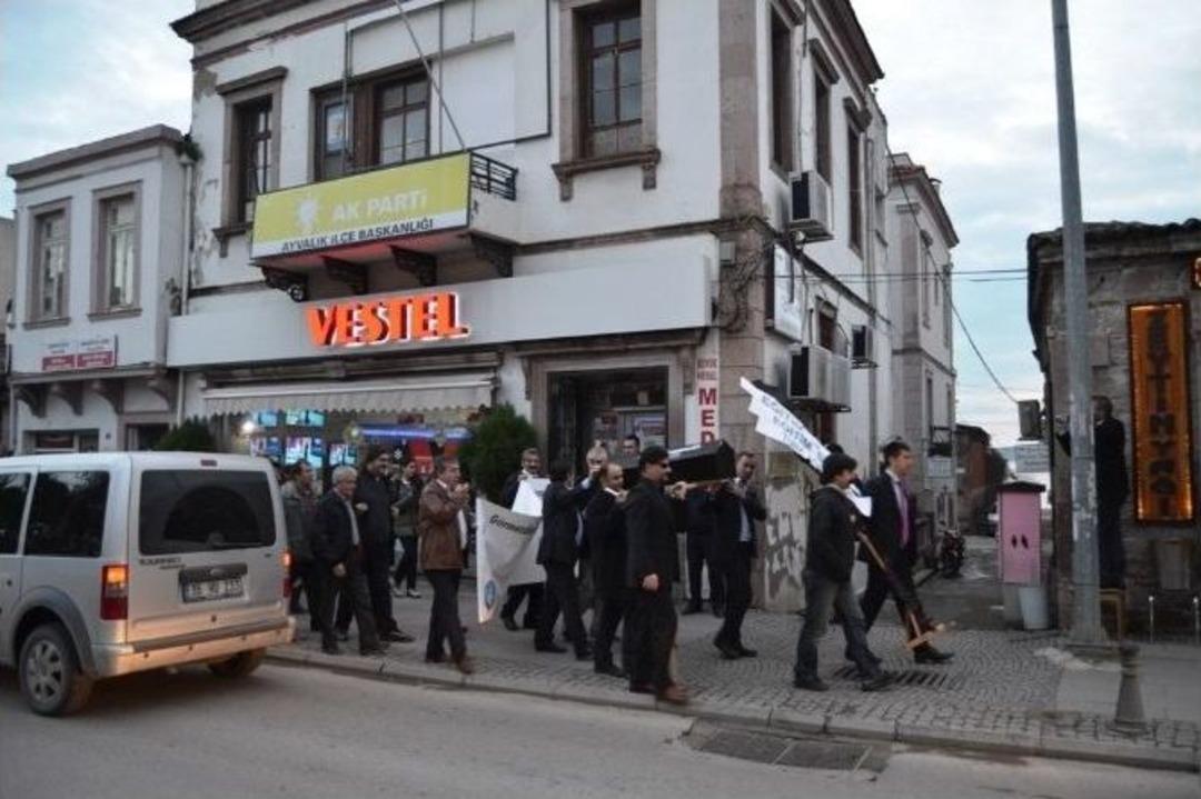 Ayvalık&rsquo;ta Sendikalardan Tabutlu Eylem
