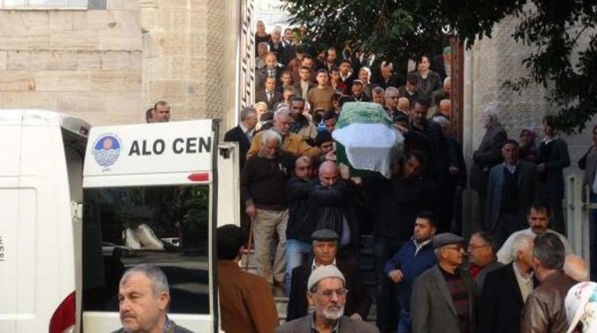 &Ouml;ld&uuml;rd&uuml;ğ&uuml; &Ouml;ğretmen Eşi Toprağa Verildi, Kendisi Ağladı