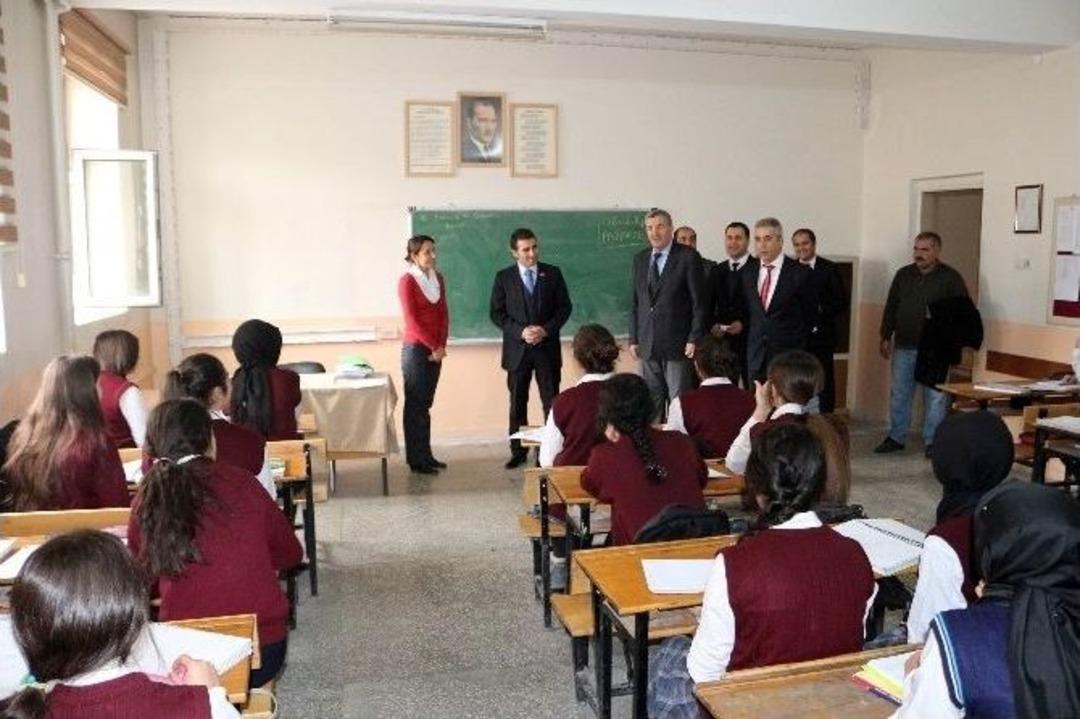 Fakir &Ouml;ğrencilere Mont Ve Ayakkabı Yardımı