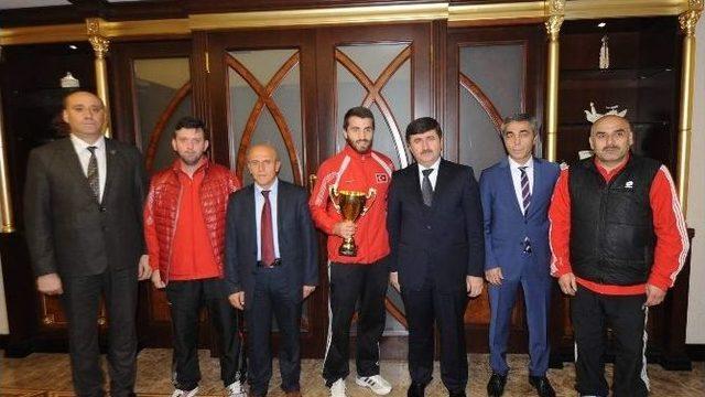 Vali Öz, Kick Boks’da Avrupa Şampiyonu Olan Milli Sporcu Yahya Alemdağ’ı Makamında Kabul Etti