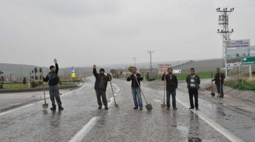 Adıyaman'da Taşeron İş&ccedil;iler Yol Kapattı