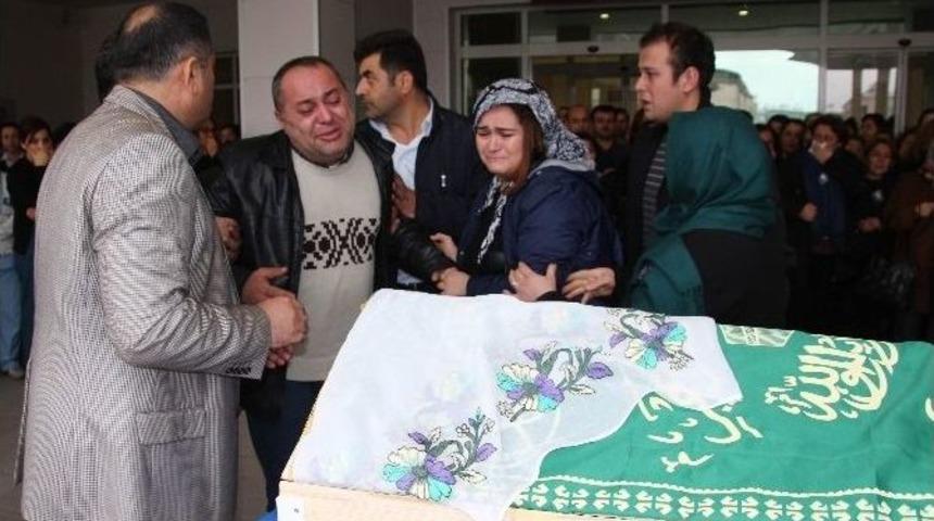 Doktor Eşi Tarafından 35 Bı&ccedil;ak Darbesiyle &Ouml;ld&uuml;r&uuml;len Teknisyen Toprağa Verildi