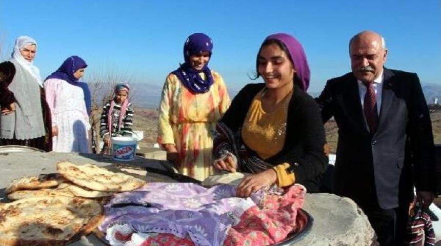 Şırnak Valisi T&uuml;rk&ccedil;e Ve K&uuml;rt&ccedil;e D&ouml;vizlerle Karşılandı
