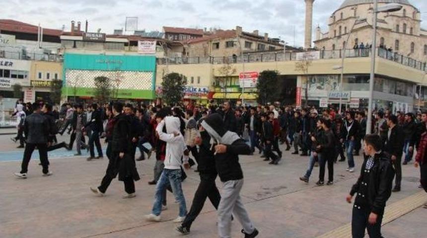 Kavga Etmeye Giden 300 &Ouml;ğrenciyi Polis Durdurdu