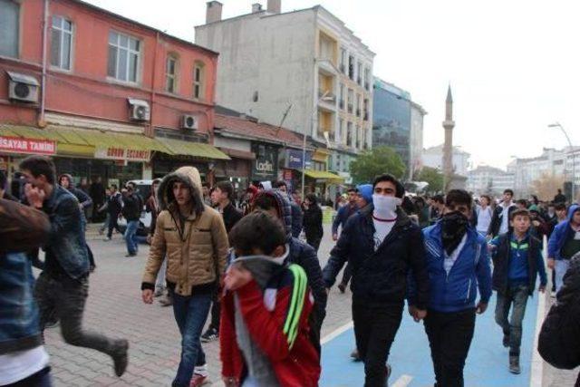 Kavga Etmeye Giden 300 Öğrenciyi Polis Durdurdu