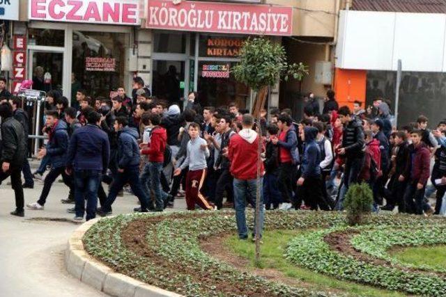 Kavga Etmeye Giden 300 Öğrenciyi Polis Durdurdu