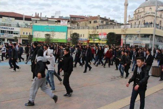 Kavga Etmeye Giden 300 Öğrenciyi Polis Durdurdu