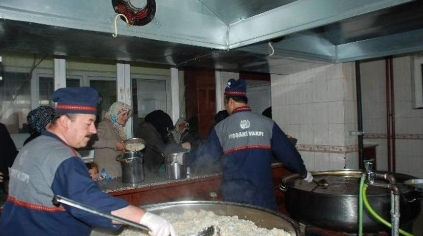 Uşşaki Vakfı Gaziantep Şubesi 400 Aileye Yemek Dağıtıyor