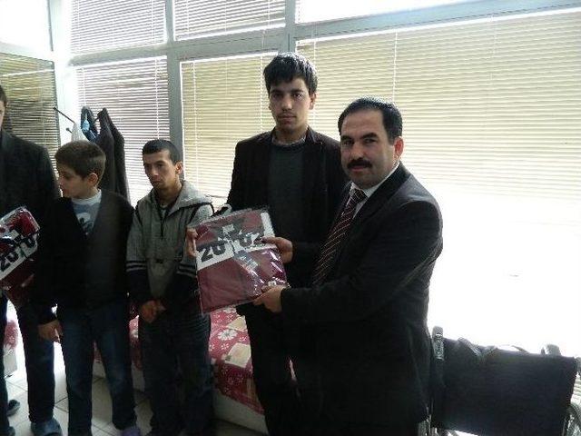 Engelli &Ouml;ğrencilere Eşofman Hediyesi 1