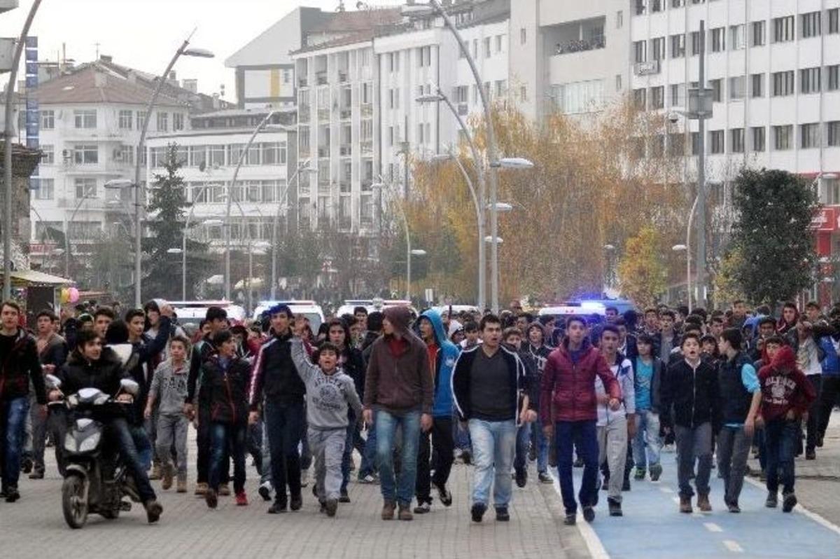 Bolu&rsquo;da Lise &Ouml;ğrencileri Okul Basmaya Kalktı