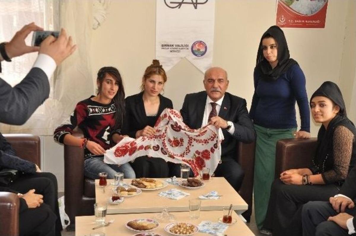 Vali İpek T&uuml;rk&ccedil;e Ve K&uuml;rt&ccedil;e D&ouml;vizlerle Karşılandı