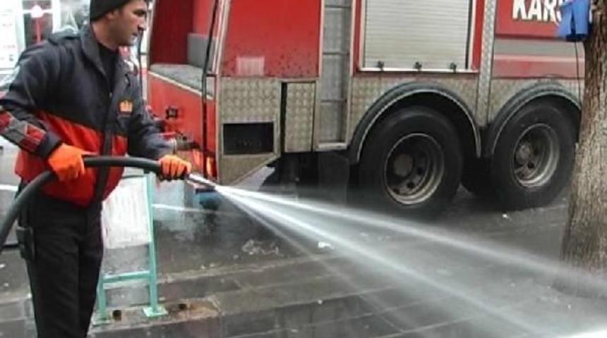 Kars'ta İtfaiye Sokakları Yıkadı