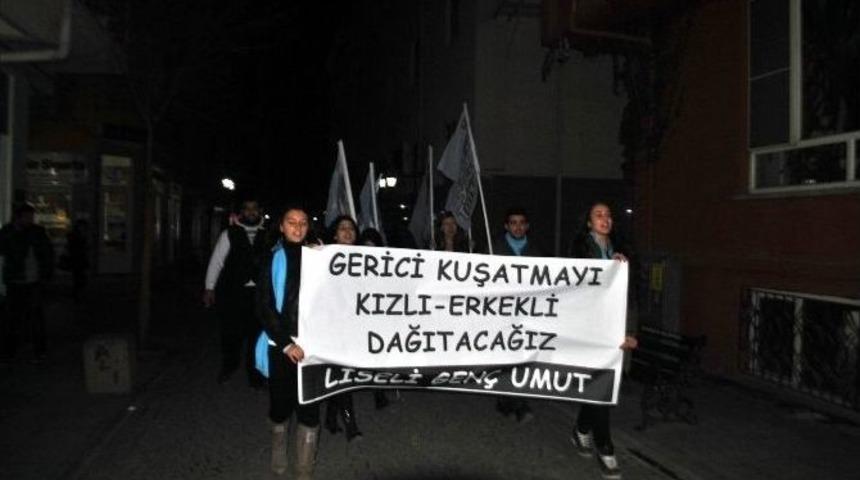 Liselilerden Yumurtalı Protesto
