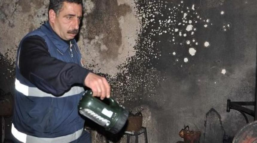 Yangın &Ccedil;ıkan Evdeki Eşyalar Kullanılamaz Hale Geldi