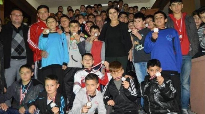 Kirazlı G&uuml;reş&ccedil;iler Bayındır&rsquo;dan 31 Madalya İle D&ouml;nd&uuml;