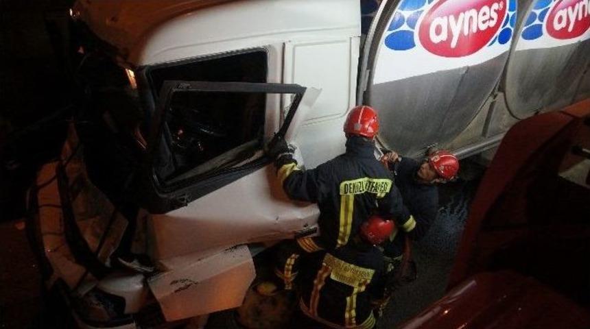 Kamyonda Sıkışan Şof&ouml;r&uuml; İtfaiye Ekipleri Kurtardı